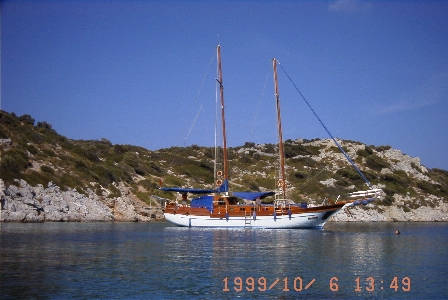 Die Glen Ada I malerisch vor Anker